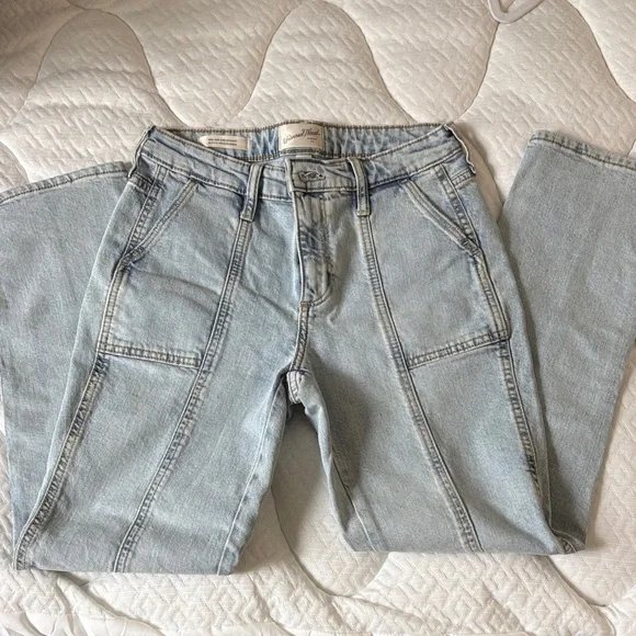 Universal Thread Light Blue High-Rise Slim Jeans - Picture 3 of 4